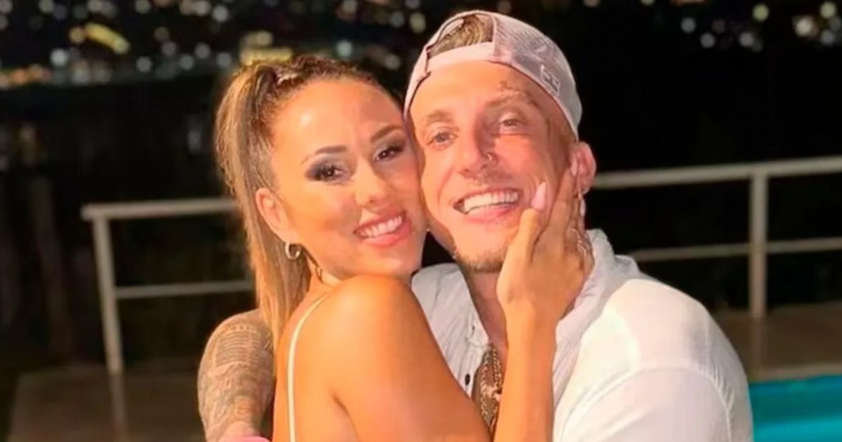 En una entrevista, el cantante ironizó sobre su vínculo con la bailarina, mezcló chistes con autocrítica y explicó por qué siguen juntos pese a las crisis.