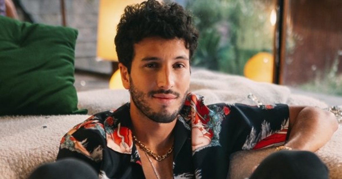 Muy contento por su nuevo álbum, Dharma, el artista decidió tatuarse esa palabra en la muñeca y compartió el clip del proceso.