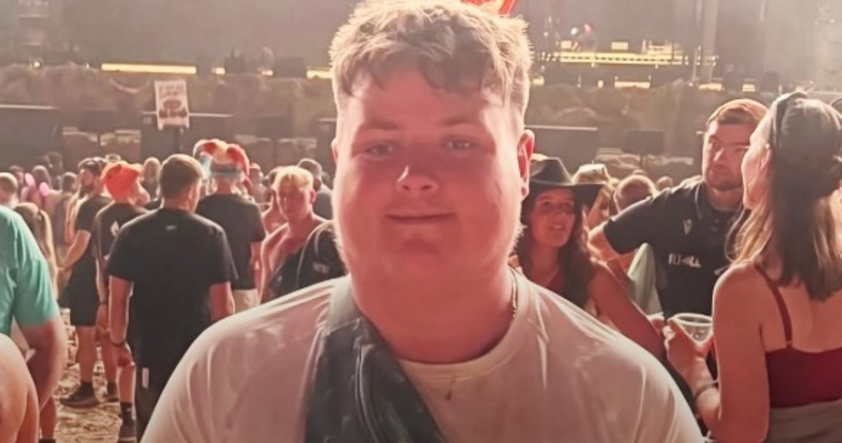 Adam llegó solo a su primer festival y terminó compartiendo el fin de semana con un grupo que lo recibió como uno más y lo ayudó a cumplir su sueño de ser DJ.