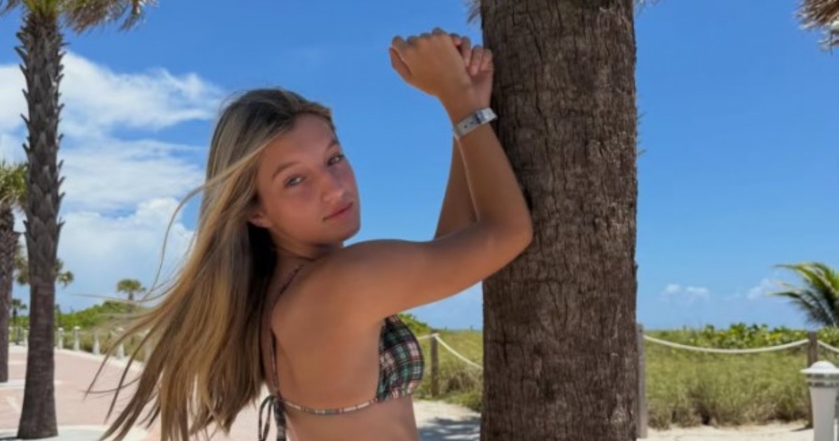 Allegra Cubero protagonizó una sesión de fotos en Miami con distintos diseños de bikinis y recibió una gran cantidad de mensajes destacando su parecido con Nicole Neumann.