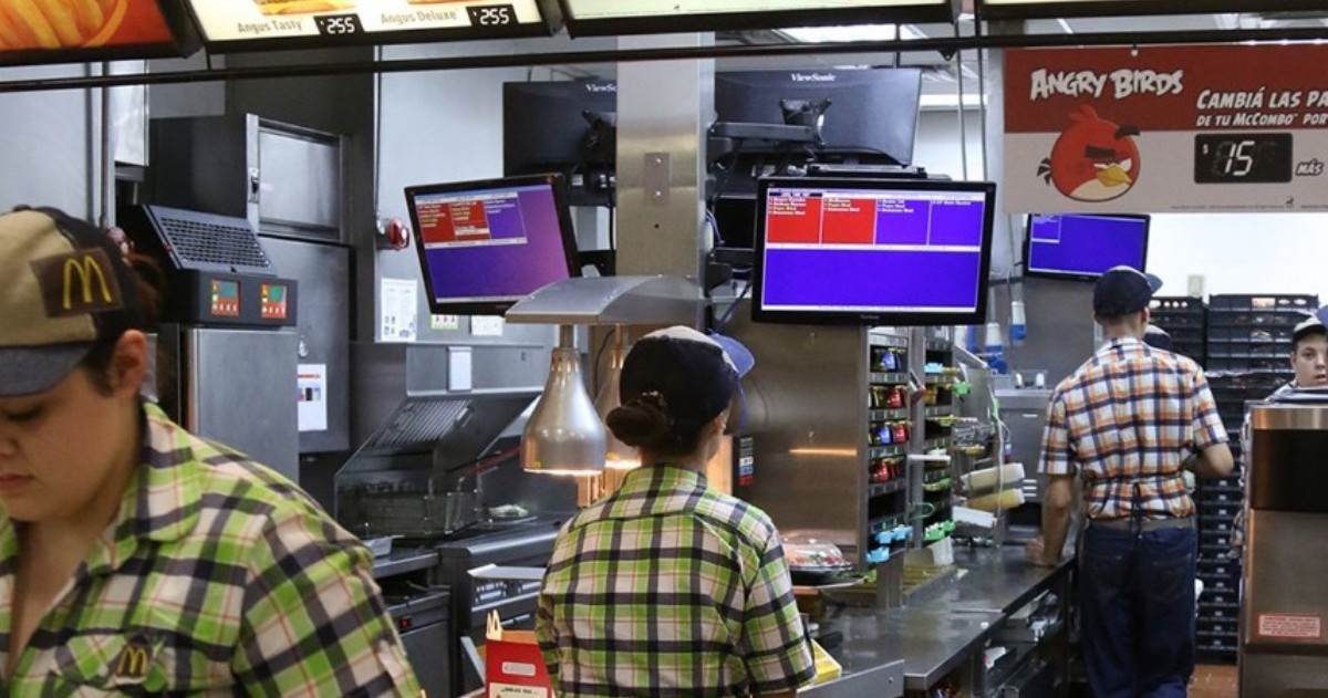 Los trabajadores de McDonald’s, Burger King y Mostaza cuentan con una escala salarial de referencia para octubre de 2026, con valores diferenciados según el puesto y la modalidad de contratación.