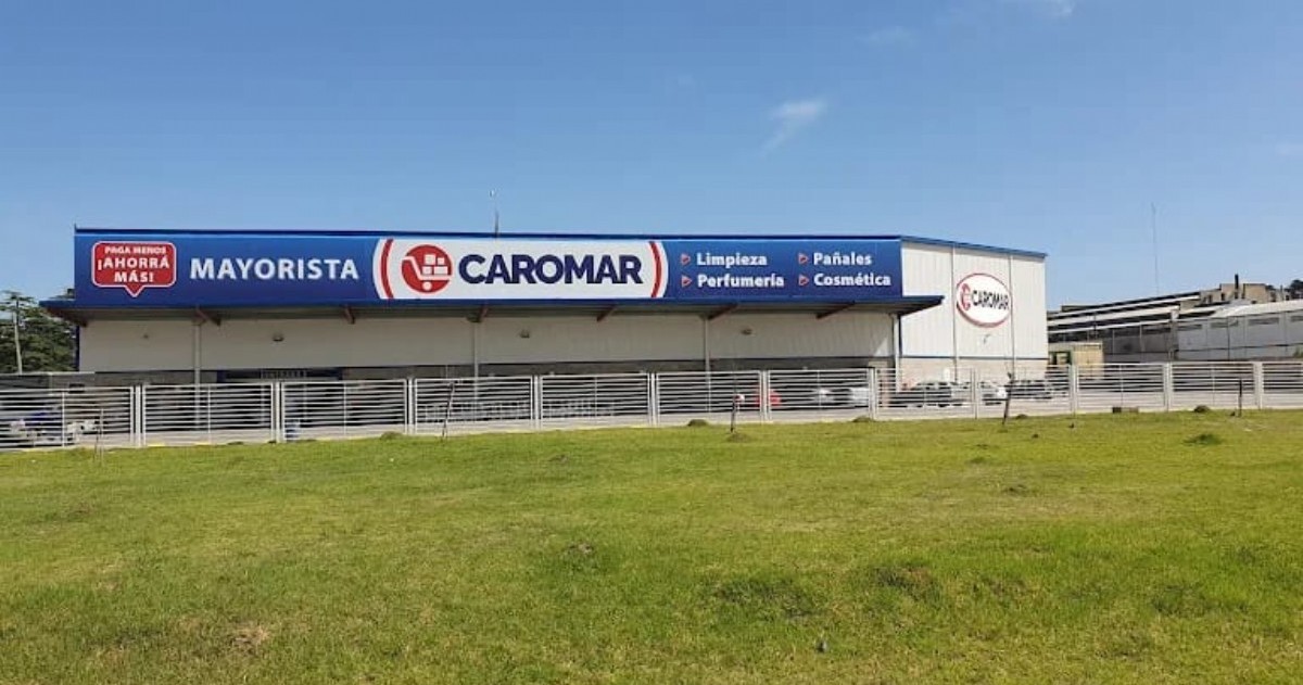 La mayorista de higiene y limpieza bajó persianas de un día para el otro. El gremio denuncia una maniobra “ilegal” para pagar la mitad de las indemnizaciones, pese a que la firma sigue operando en otras provincias.