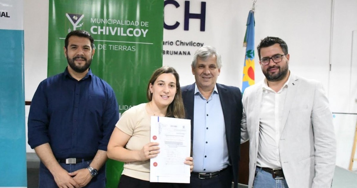 El acto se realizó en el CUCH con la presencia de autoridades provinciales. Se concretaron trámites de la Ley 10.830, del Plan Familia Propietaria y del Instituto de la Vivienda, además de protecciones jurídicas para los inmuebles.