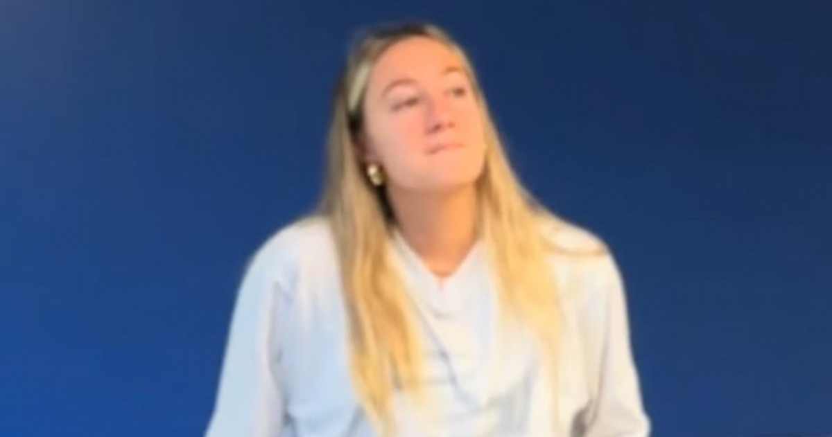 Macarena llegó a su nuevo empleo y sus compañeros le hicieron una broma institucional: se pusieron firmes, sonó la música patria y ella se sumó sin dudar. La escena explotó en TikTok.