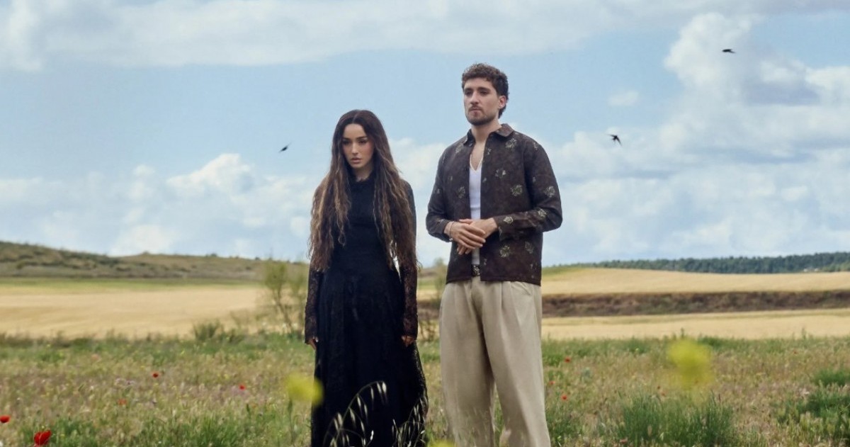 Lola Índigo y Lucho RK presentaron “El Bachatón de la L”, una colaboración que fusiona sonidos urbanos con una fuerte estética andaluza.