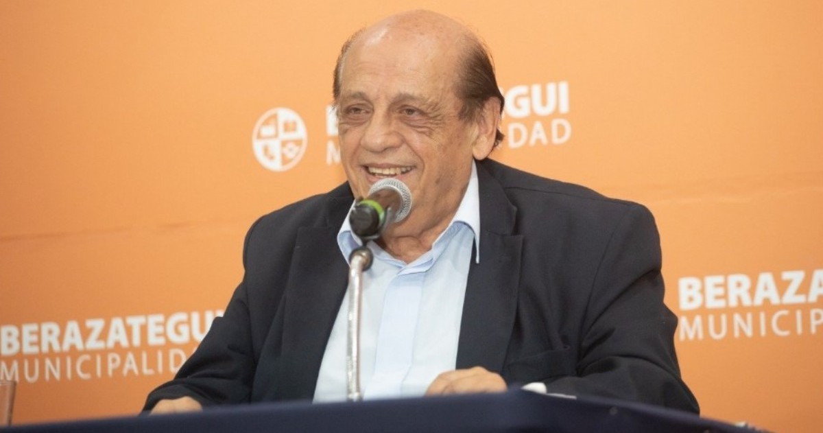 Miles de personas se acercaron al Centro Roberto De Vicenzo para despedir al histórico intendente, fallecido a los 84 años.