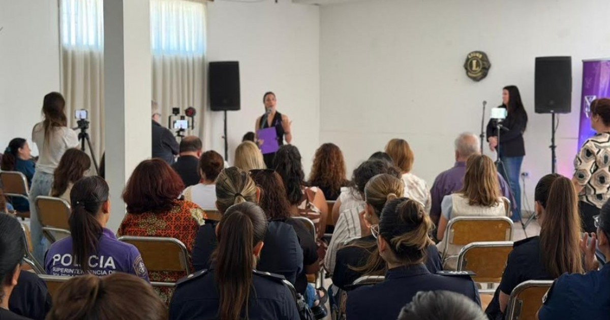 Chivilcoy conmemoró el Día Internacional de la Eliminación de la Violencia contra la Mujer con un acto en el Club de Leones. Hubo anuncios, balance de gestión y definiciones del intendente.