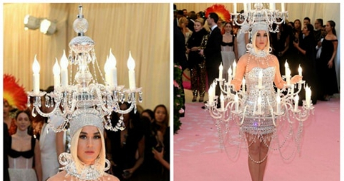 PUESTO 1:  Katy Perry. Igual que Lady Gaga nos ha dejado sin palabras con su despliegue de medios, Katy Perry se ha pasado de exagerada con su look de lámpara de Moschino que no era más que un disfraz.