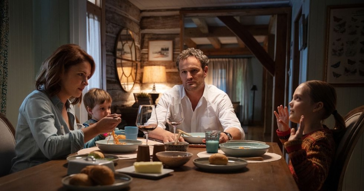 CEMENTERIO DE ANIMALES.

¿De qué va? Narra la historia del doctor Louis Creed, que al poco de mudarse con su esposa Rachel y sus dos hijos pequeños desde Boston a un recóndito paraje de Maine, descubre un misterioso cementerio escondido e