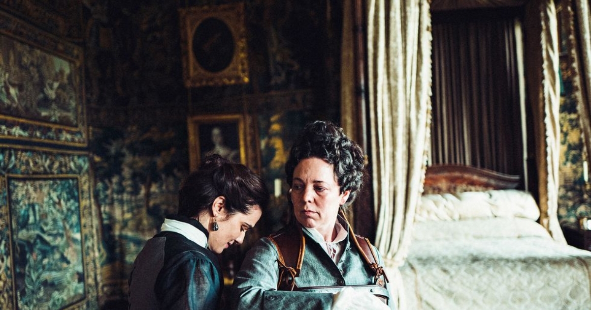 "LA FAVORITA"

¿De qué va? Drama biográfico ambientado a principios del siglo XVIII, en la Inglaterra que está en guerra con Francia. La reina Ana (Olivia Colman), delicada de salud, ocupa el trono pero es su amiga íntima Lady Sar