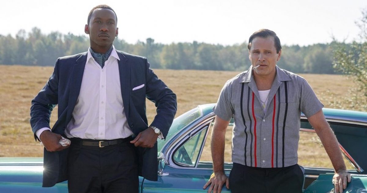 GREEN BOOK.

¿De qué va? A principios de los sesenta, un rudo italoamericano del Bronx es contratado como chófer de un pianista negro para una gira de conciertos por el sur de Estados Unidos. Para alojarse, deberán consultar ‘El libro ver