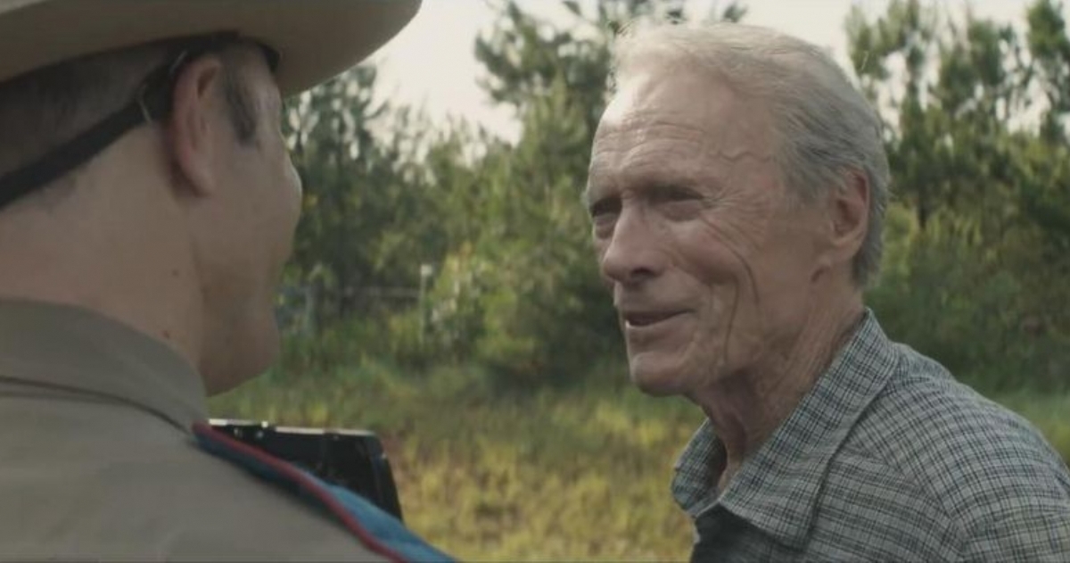 THE MULE.

¿De qué va? A un octogenario y veterano de la Segunda Guerra Mundial que está en quiebra y que se enfrenta a la ejecución hipotecaria de su negocio, se le ofrece un trabajo aparentemente facil: conducir. Pero, sin saberlo, se c