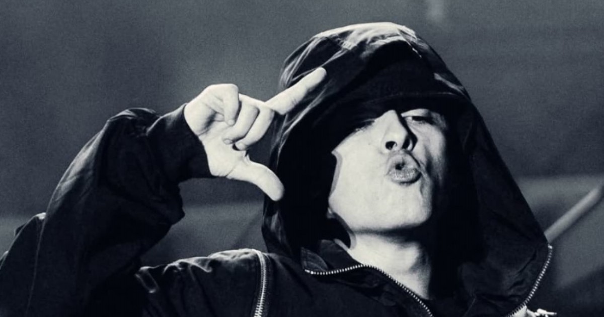 El rapero encendió al público con un cántico contra la policía y generó una fuerte discusión en redes sobre los límites del mensaje artístico.