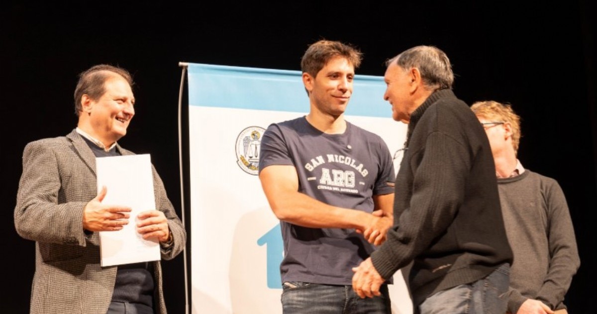 El intendente Santiago Passaglia encabezó la entrega de 126 escrituras destinadas a familias de San Nicolás que completaron el proceso de regularización dominial.