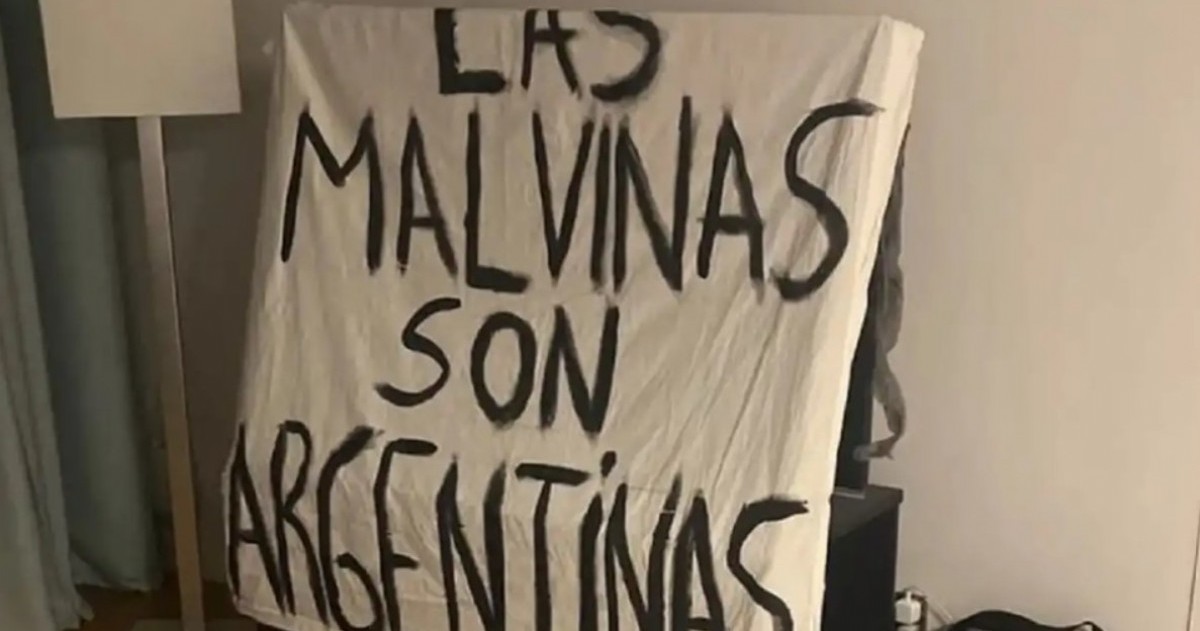 La bandera con la inscripción "Las Malvinas son argentinas" apareció durante los festejos de la Selección Argentina y fue levantada por varios integrantes del plantel.