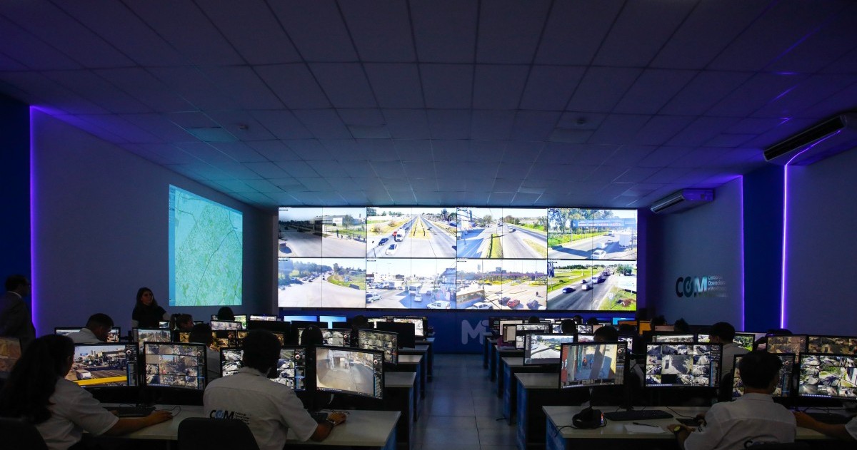 El intendente Fernando Espinoza supervisó el nuevo sistema de videovigilancia con IA, que opera 24 horas y se integra a más de 5 mil cámaras 4K, lectoras de patentes, paradas seguras y puntos de asistencia directa.