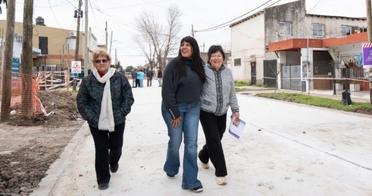 La intendenta interina Eva Mieri recorrió las obras de pavimentación que el Municipio de Quilmes ejecuta en dos sectores de Ezpeleta.