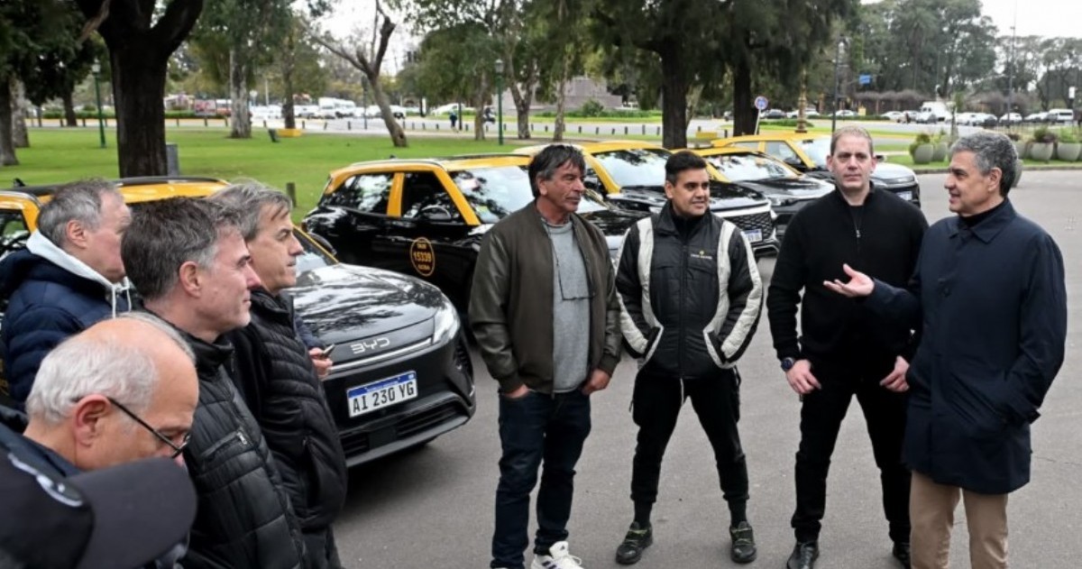 Jorge Macri se reunió con los primeros taxistas que renovaron sus vehículos mediante los créditos preferenciales del Banco Ciudad.