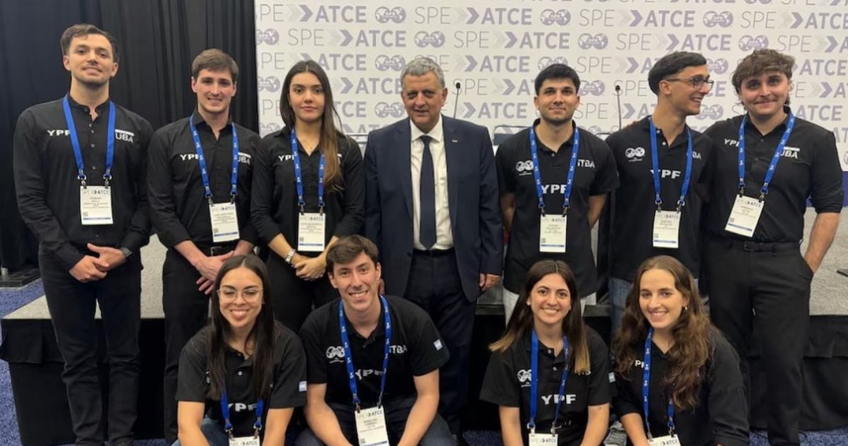 El equipo integrado por cinco jóvenes argentinos se consagró campeón entre 32 universidades del mundo.