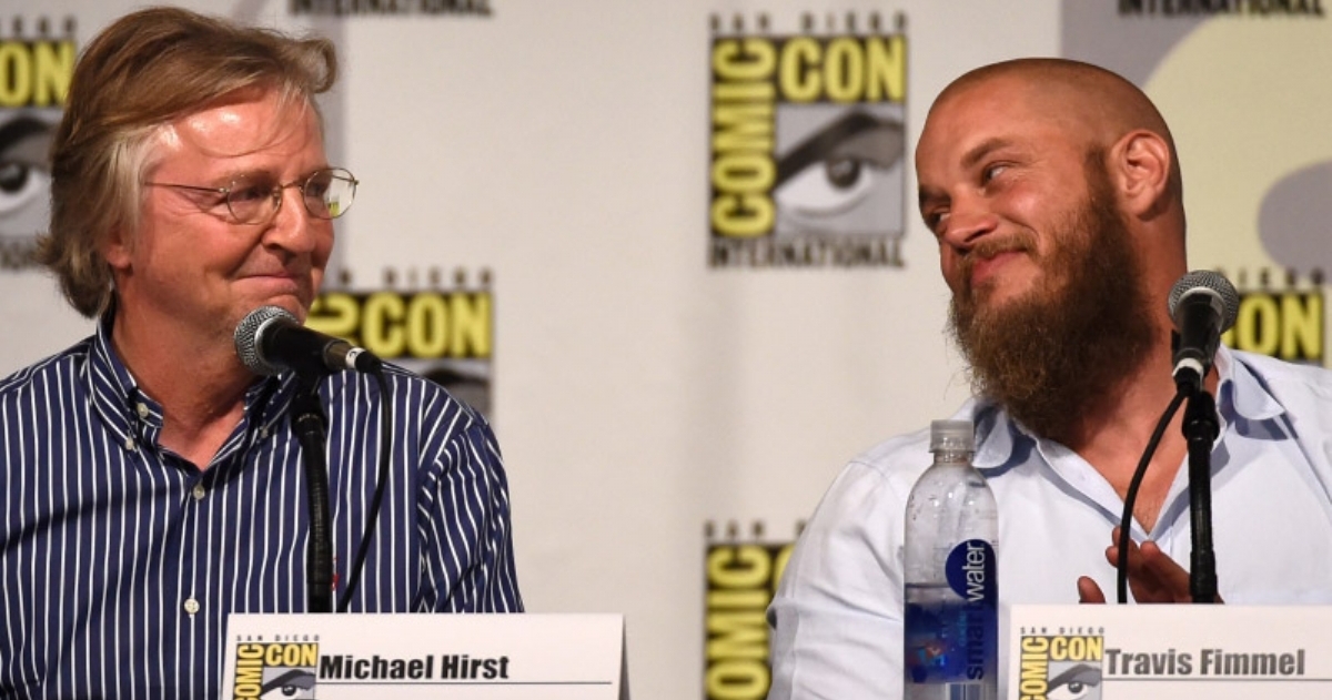 Michael Hirst (Izquierda) junto a Travis Fimmel, actor que encarna a Ragnar el personaje principal de "Vikings".