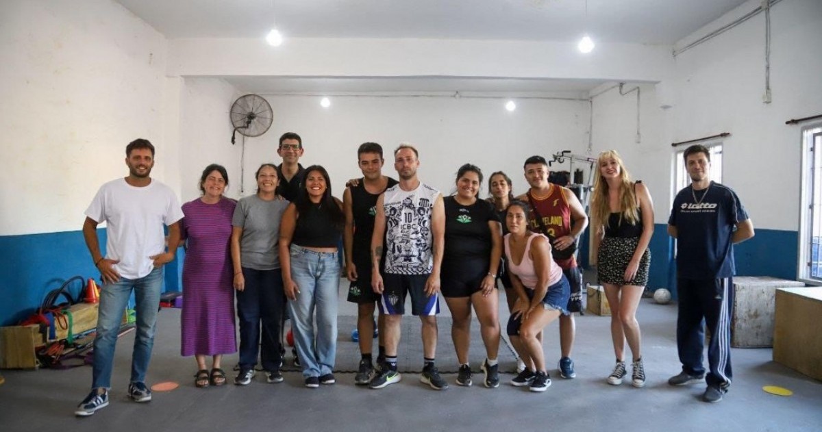 La intendenta interina de Quilmes, Eva Mieri, recorrió la finalización de la puesta en valor del SUM del Club Villa Augusta en Ezpeleta, una obra realizada con materiales aportados por el Municipio de Quilmes.