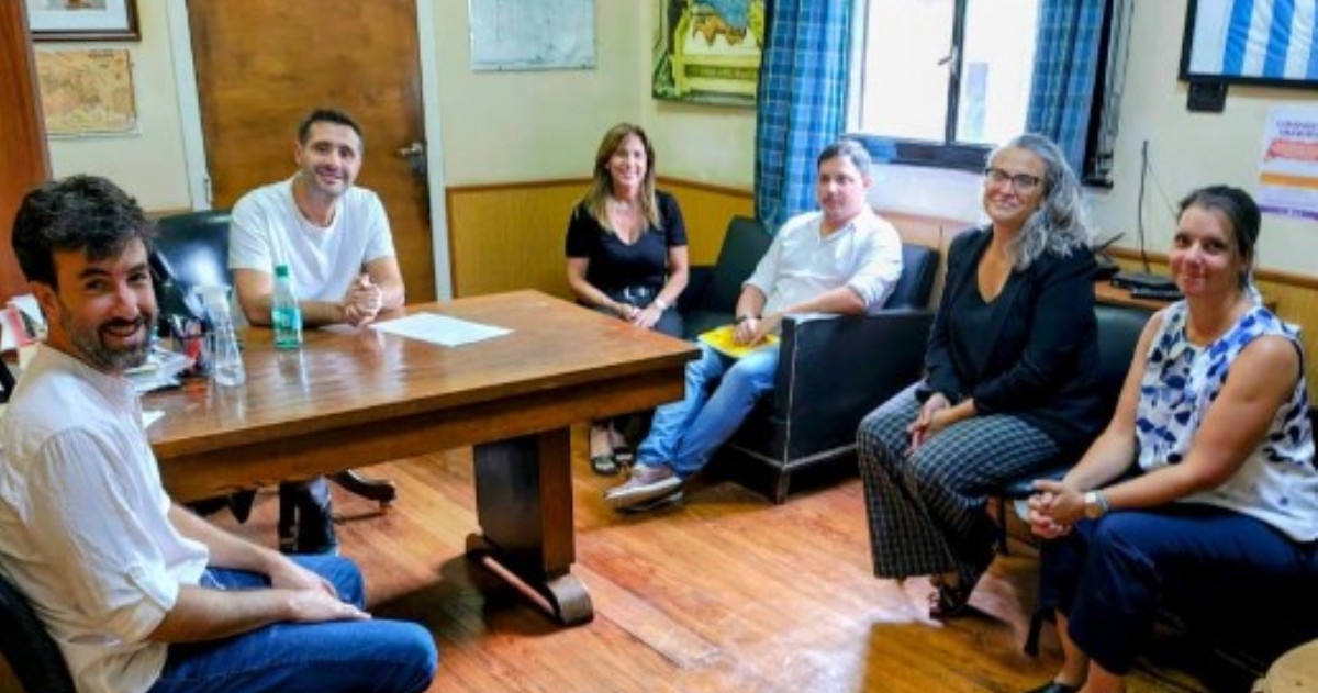 Representantes de la casa de estudios se reunieron con funcionarios municipales para fortalecer la formación en producción de alimentos y consolidar el desarrollo socioproductivo local.
