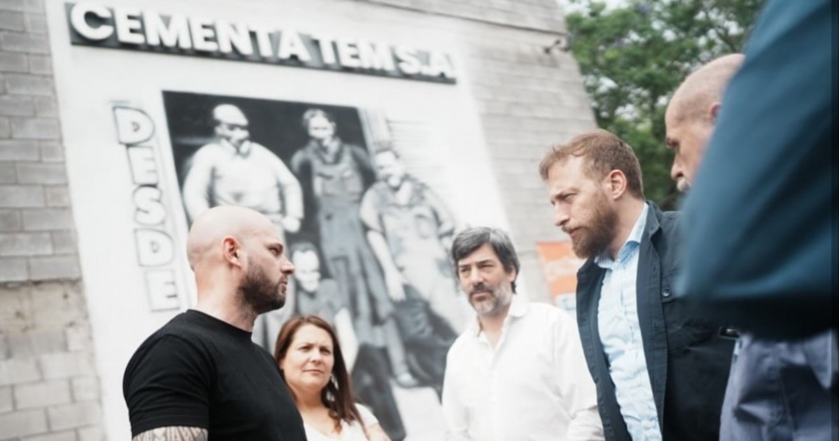 El intendente visitó la planta de la firma ubicada en Sucre, donde la tercera generación de la familia Serrano le mostró los hornos de alta producción, el laboratorio propio y los protocolos de seguridad.