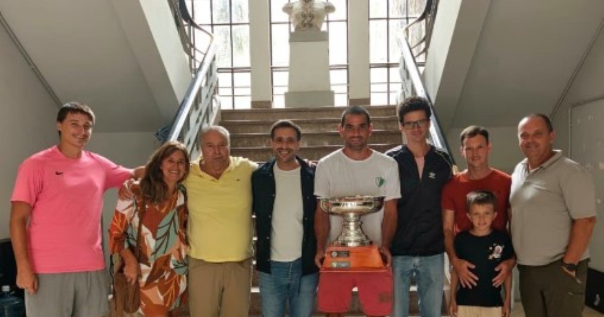 Autoridades municipales recibieron al plantel campeón luego de la final ganada ante Tacuarí y destacaron el valor del deporte como motor comunitario.