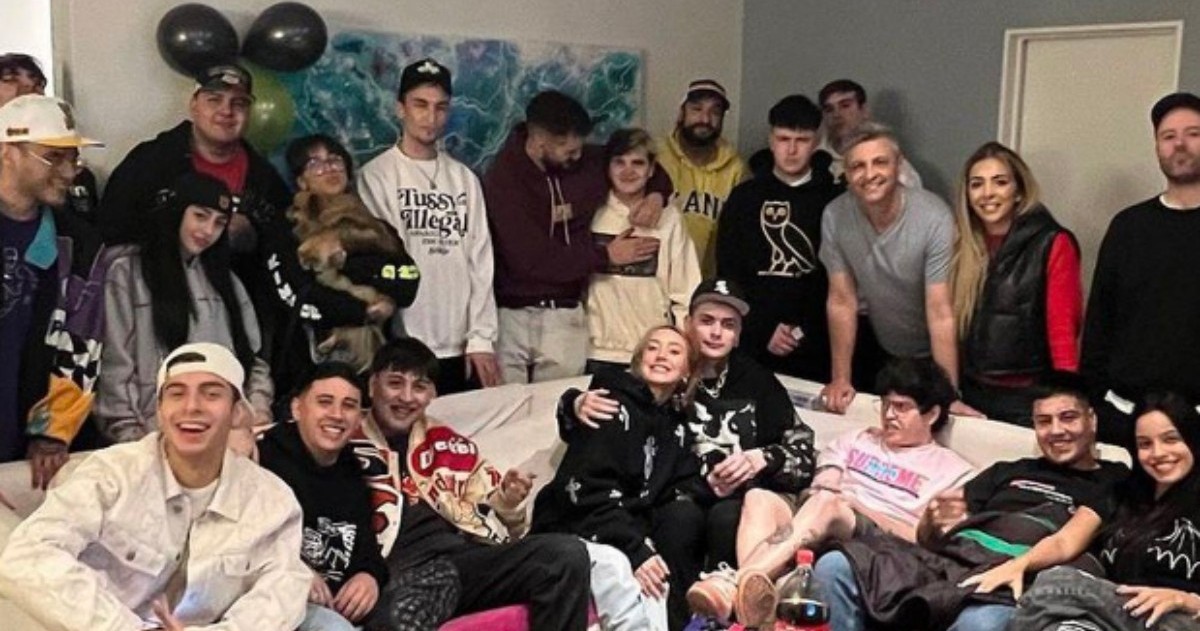 Cumpleaños sorpresa para Lit Killah con la complicidad de Duki, Tiago PZK, Rusherking, Emilia y Nicki Nicole de duki Cumpleaños sorpresa para Lit Killah con la complicidad de Duki, Tiago PZK, Rusherking, Emilia y Nicki Nicole