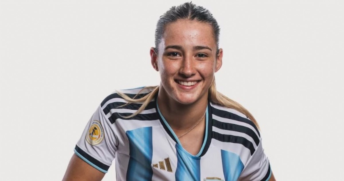 La delantera nacida en Navarro se consolida en selecciones juveniles y empieza a dar pasos en el plantel superior, con un presente que la ubica entre las figuras emergentes del fútbol femenino.