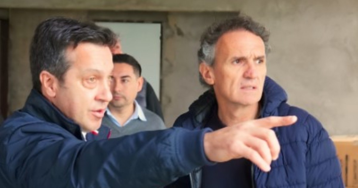 El intendente de Necochea, Arturo Rojas, junto al ministro provincial Gabriel Katopodis.