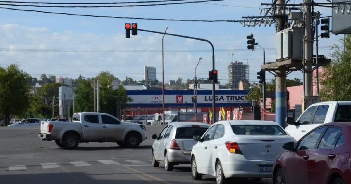 El sistema ajustará los tiempos de cada cruce según el tránsito en tiempo real y promete reducir demoras en zonas congestionadas.