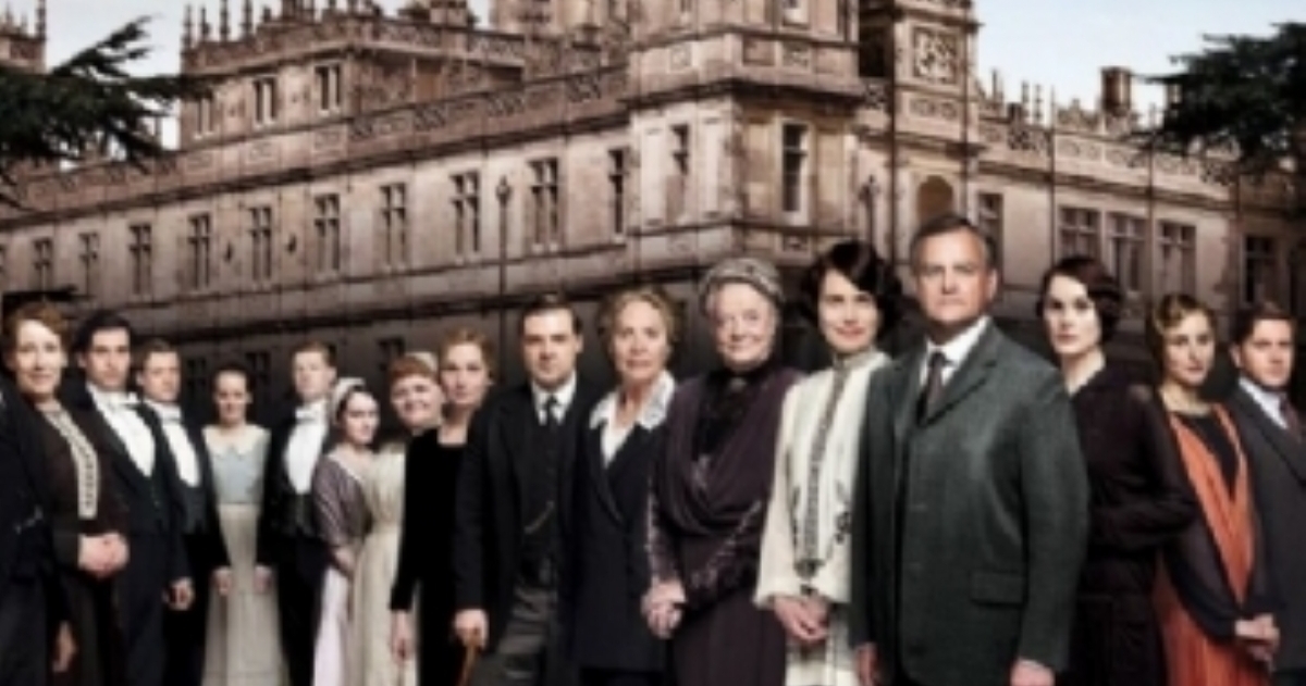 DOWNTON ABBEY.

¿De qué va? El argumento es un secreto absoluto, aunque mucho se ha especulado sobre él. Desde que continúa el punto donde terminó la sexta temporada, hasta que puede ser una precuela sobre la historia de amor de los padre