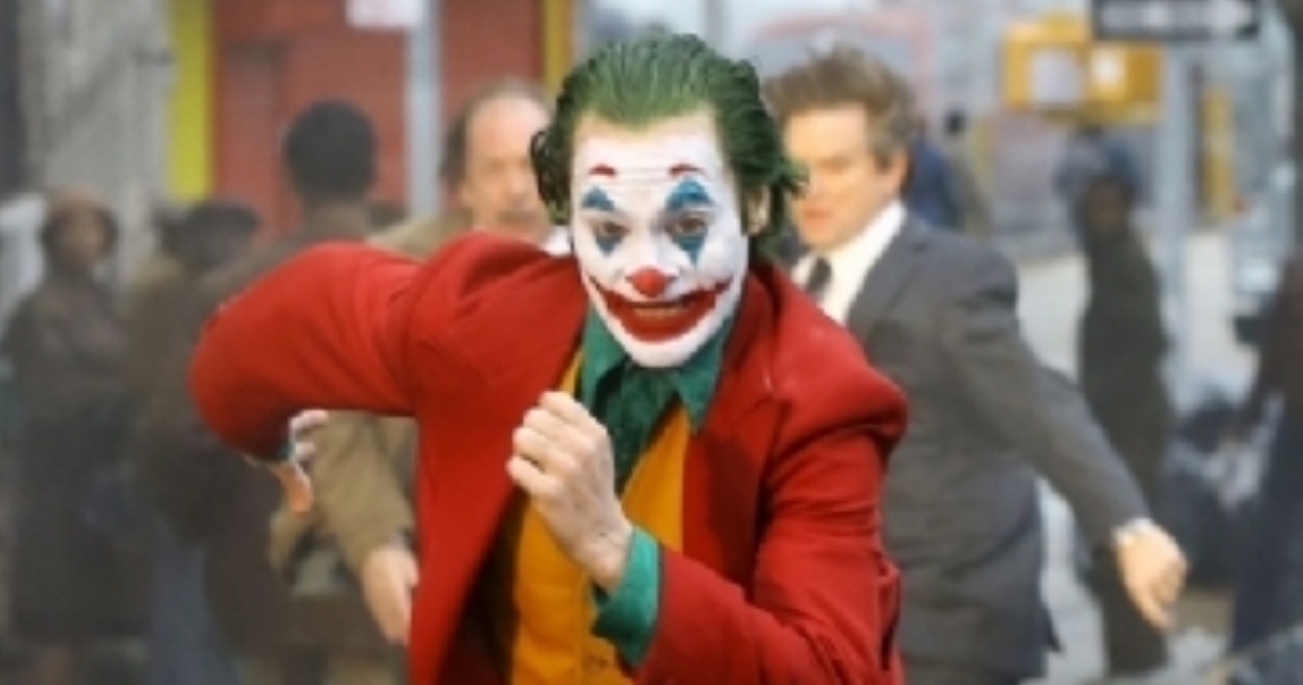 JOKER.

¿De qué va? Precuela sobre el villano de DC, muy alejada en estética y concepción de la protagonizada por Jared Leto. En este caso vamos a conocer a Arthur Peck, comediante fracasado que regresa a Gotham para cuidar de su madre en