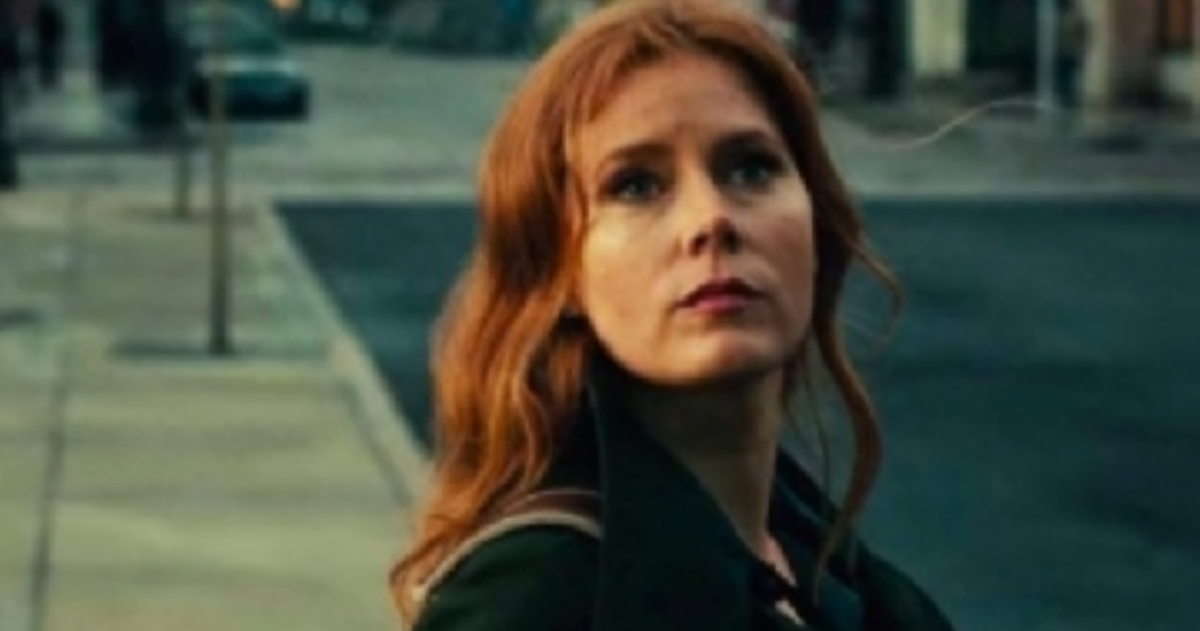 LA MUJER EN LA VENTANA.

¿De qué va? La Dra. Anna Fox pasa sus días encerrada en su casa de Nueva York, bebiendo vino mientras ve viejas películas y espía a sus vecinos. Un día, mientras mira por la ventana, ve algo que sucede enfrente de