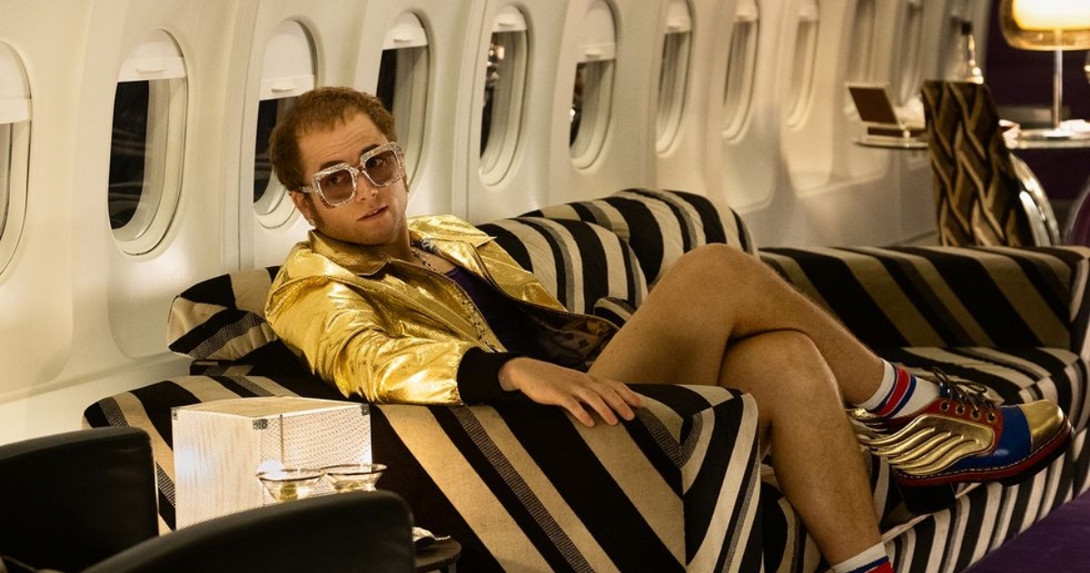 ROCKETMAN

¿De qué va? La película sigue el fantástico viaje de transformación del tímido prodigio del piano Reginald Dwight a la superestrella internacional Elton John. Esta historia inspiradora, ambientada en las canciones más queridas