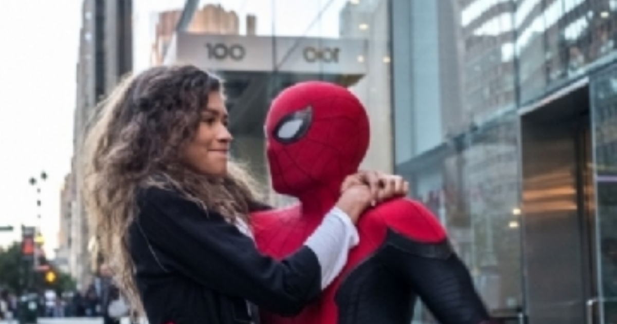 SPIDER MAN:LEJOS DE CASA.

¿De qué va? Nuestro superhéroe amigo y vecino decide unirse a sus mejores amigos Ned, MJ y al resto de la pandilla en unas vacaciones por Europa. Sin embargo, los planes de Peter de dejar sus heroicidades atrás,