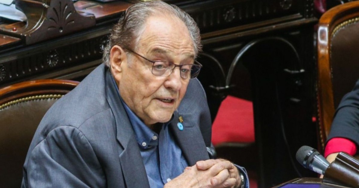 Carlos Heller, economista y presidente del Banco Credicoop, cuestionó la política económica del Gobierno y difundió cifras sobre el cierre de empresas y la caída del empleo registrado.