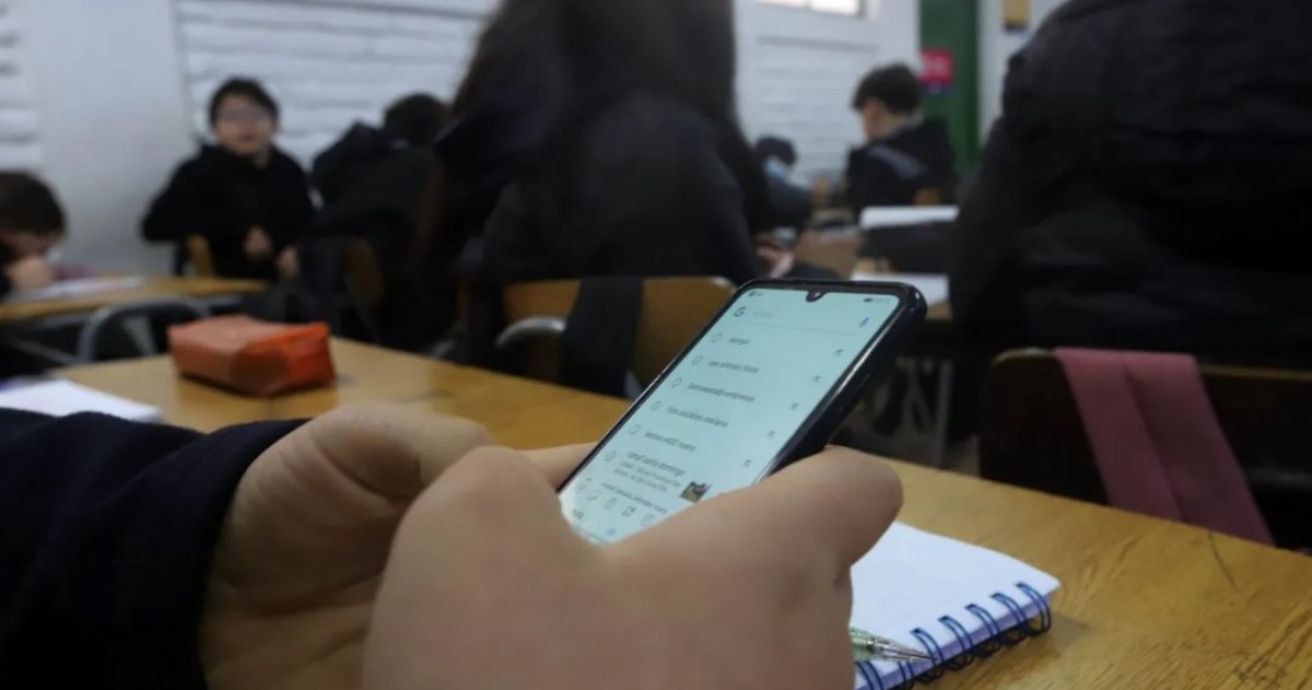 Cada vez más instituciones educativas adoptan medidas para reducir el uso del celular durante la jornada escolar.