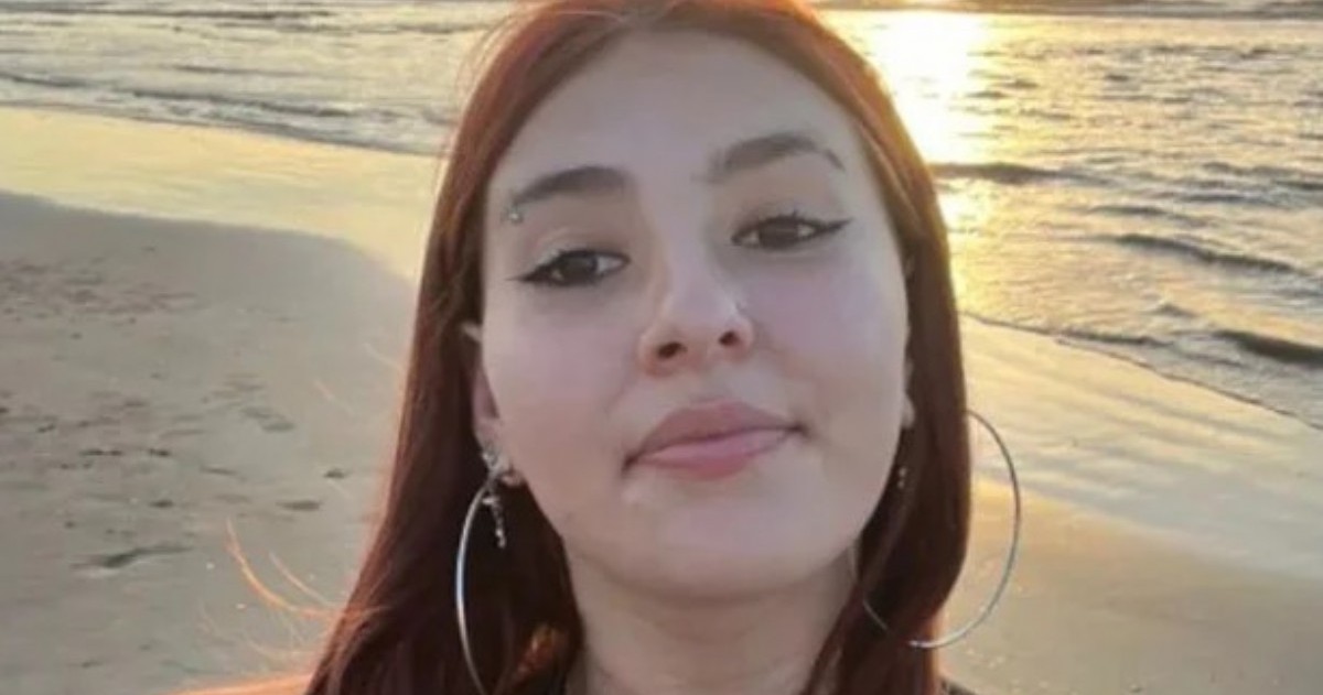 Mayra Larriaga debe ser operada en mayo en el Hospital Güemes y su familia organiza una rifa para reunir el dinero. La curvatura de su columna es tan severa que afecta su capacidad respiratoria.