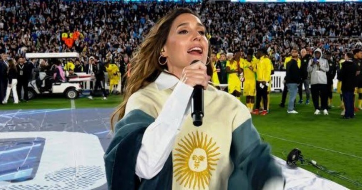 Soledad Pastorutti lució el Poncho Bandera confeccionado por Ramón Baigorria y Graciela Carrasco, artesanos de Belén, Catamarca, que denunciaron las dificultades económicas que atraviesa su emprendimiento.