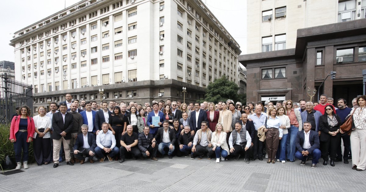Intendentes presentaron un documento en Economía y advirtieron por la crisis social en más de 500 distritos.