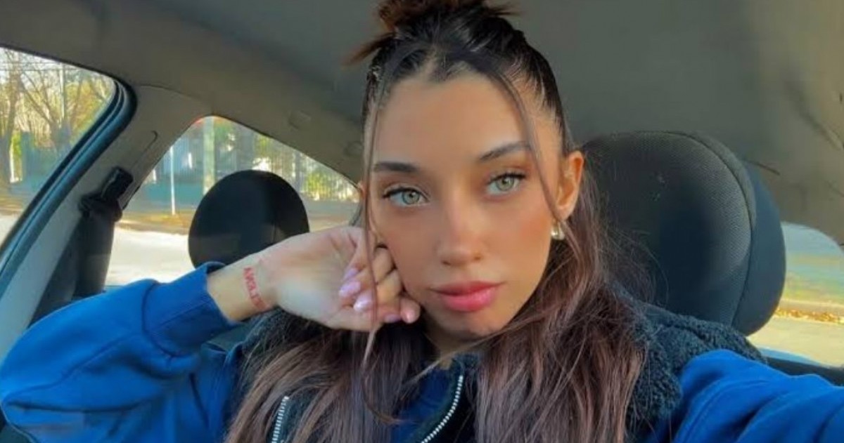 Daiana Mazacote combina sus jornadas como conductora de Uber con la venta de carteras, que promociona dentro del vehículo mediante carteles y un código QR.