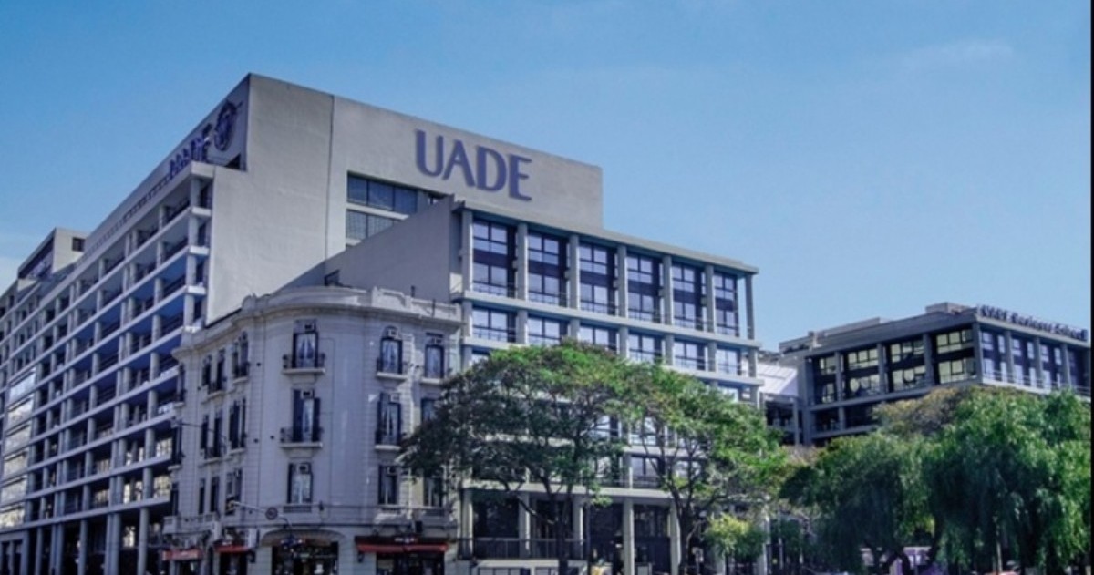 La Universidad Argentina de la Empresa (UADE) recordó y empezó a aplicar con controles su Código de Vestimenta.