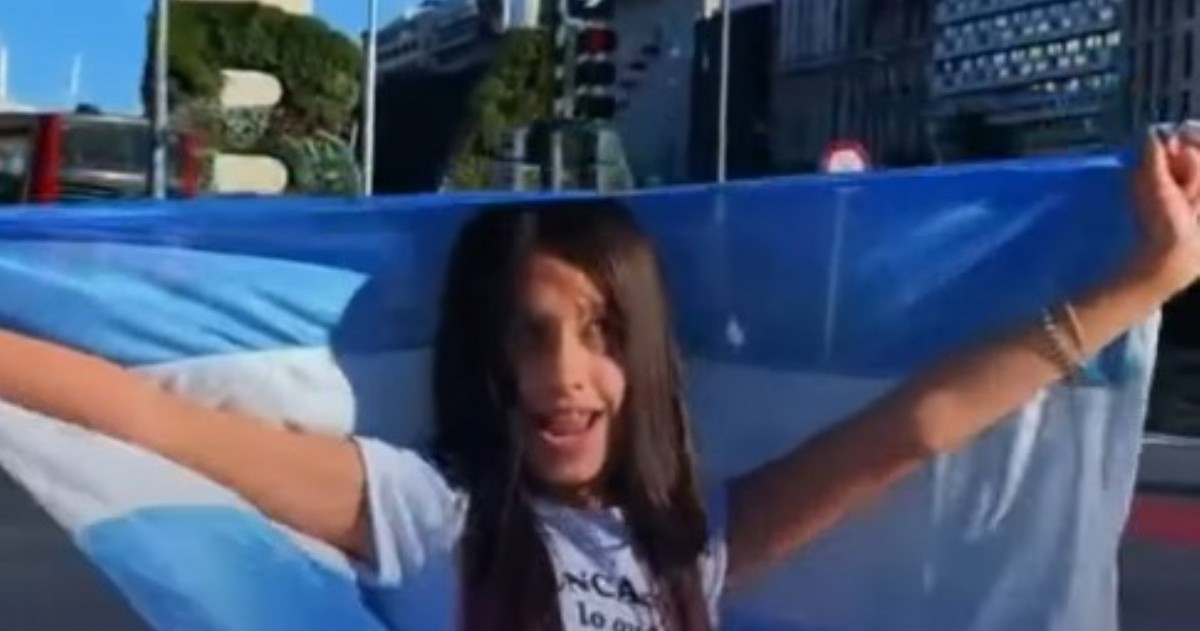 Una adolescente fanática de Lali recreó la estética de “No me importa” como parte del tradicional videoclip preparado para su fiesta de 15.
