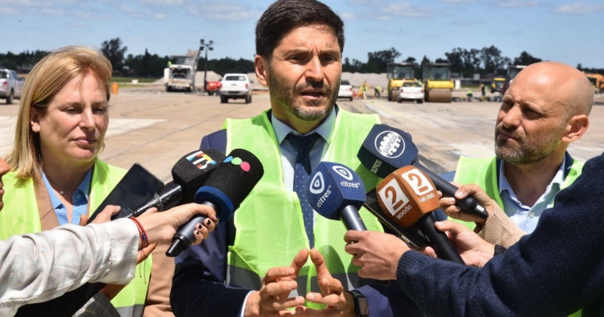 Durante una recorrida por el aeropuerto de Rosario, el gobernador Maximiliano Pullaro apuntó contra José Luis Espert tras su renuncia en Buenos Aires y pidió que el espacio libertario aclare los supuestos lazos con un acusado de narcotráfico.
