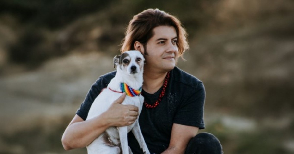 El cantautor colombiano Camilo Valencia lanza su quinto álbum, “555”, una obra nacida del duelo, la introspección y el vínculo con su perro Jack. El disco explora la salud mental, el amor propio y la conexión con la vida en todas sus formas.