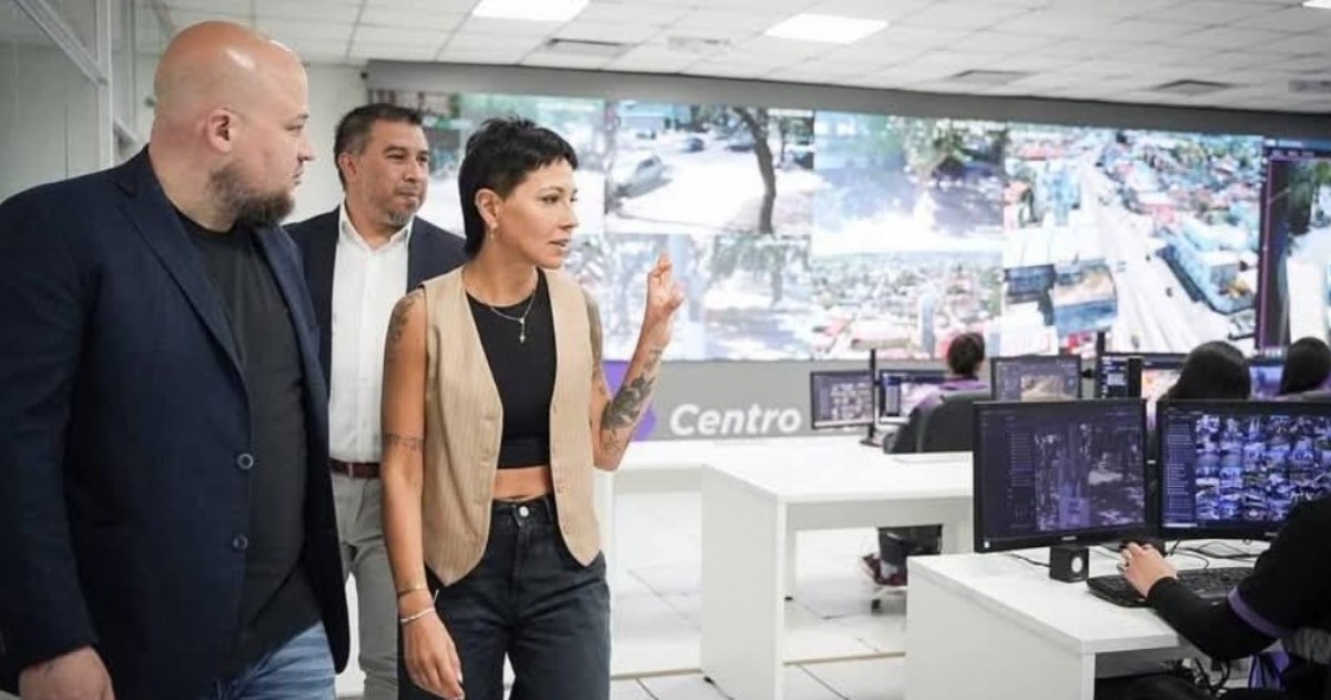 La intendenta Mayra Mendoza visitó el Centro de Emergencias Quilmes (CEQ), donde verificó la implementación de nuevas tecnologías y encabezó un operativo con fuerzas locales, destacando la inversión récord en seguridad financiada por el municipio.