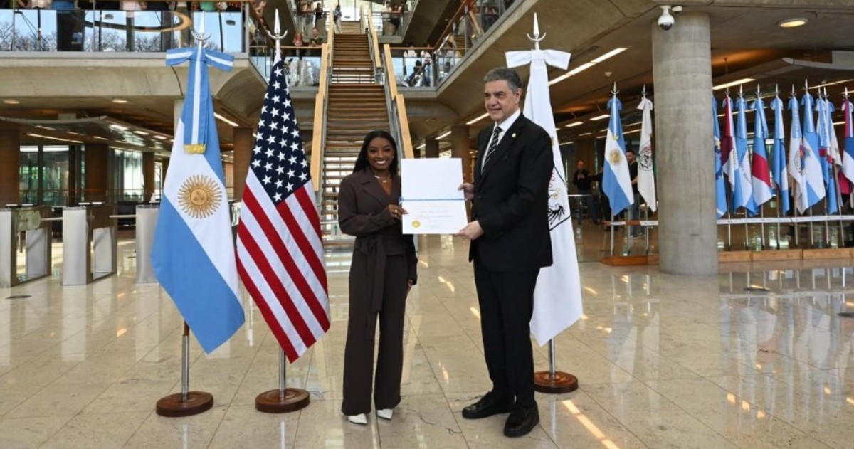 La múltiple campeona olímpica Simone Biles fue recibida por el jefe de Gobierno porteño, quien destacó su trayectoria y su compromiso con la salud mental en el deporte. Mañana dará una clínica en el Parque Roca.
