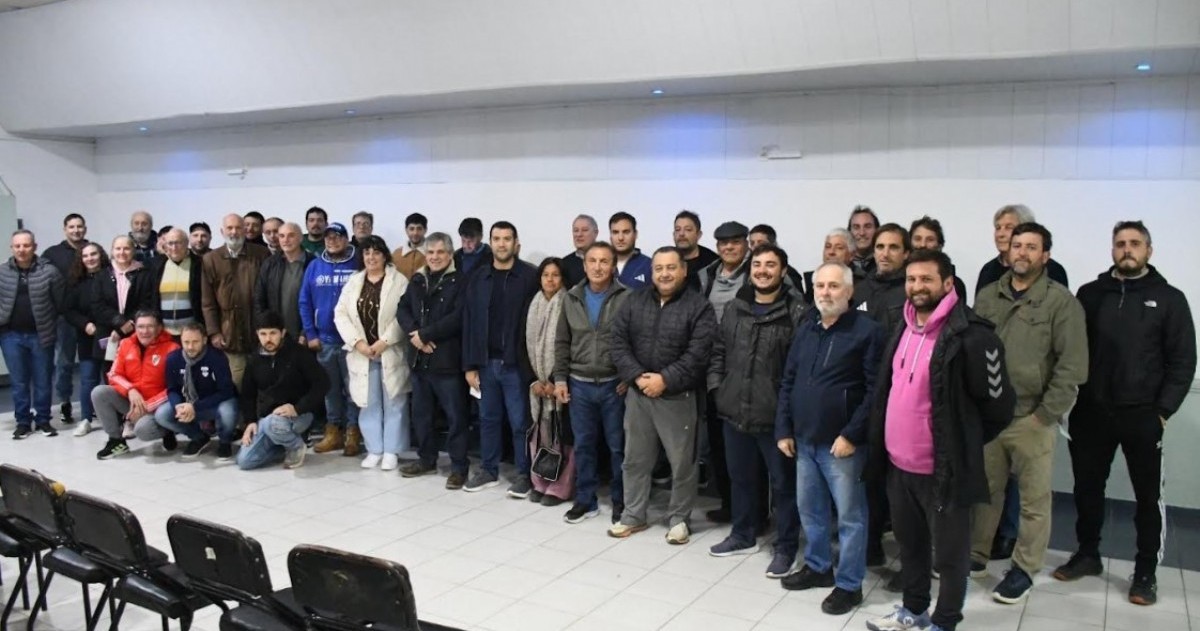 Guillermo Britos, intendente de Chivilcoy, encabezó una nueva entrega de aportes económicos destinada a clubes e instituciones deportivas del distrito.